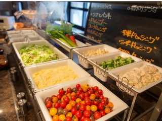 ■朝食■新鮮な野菜をサラダバーにて