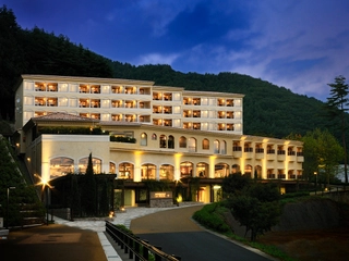 【外観】夜のラビスタ富士河口湖はライトアップされた南仏プロヴァンスの建物は他にはないリゾート気分を演出します。
