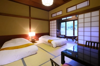 【本館和室50㎡】中庭の眺望(1日1室限定)本館客室から望む庭園をお愉しみ下さい(一例)