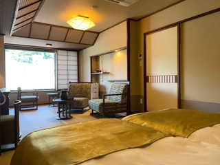 【ハリウッドツイン】畳敷きにシングルベッド2台とソファを配し、機能性と快適性を兼ね備えた和洋室タイプの客室。