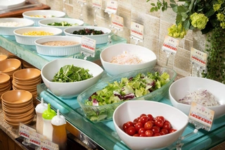 【レストラン】朝食バイキング:充実のサラダコーナーも人気のひとつ♪