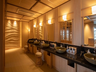 【大湯処】脱衣場にもアートワークを施した上質な空間です。