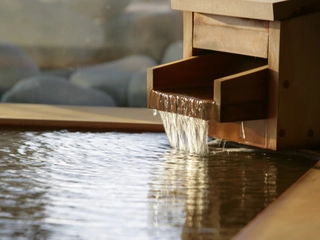 【大浴場/内湯】日頃の疲れを癒す源泉かけ流しの湯で一息つく時間を。