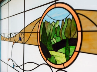 【館内】随所にはめ込まれたステンドグラス。一つ一つが違った表情でお客様をお迎えいたします。