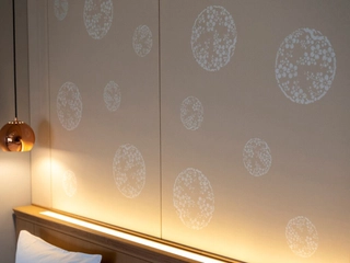 【和洋室】クラシックな壁紙と照明。淡い色で心落ち着く空間を…