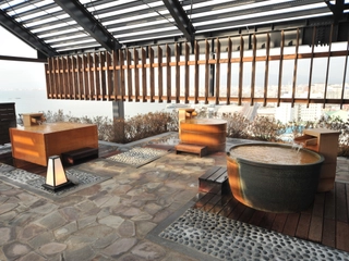 【大浴場/露天風呂】趣異なる三種類の一人風呂で温まる。※檜風呂/陶器風呂/樽風呂をご用意。