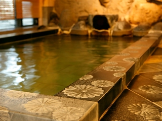 【大浴場：内風呂】「菊風呂」湯船に菊のレリーフをあしらった風雅な湯殿