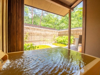 【離れメゾネット】唯一の庭園を臨む天然温泉露天風呂付。空を見上げると塩の湯渓谷に囲まれた大自然が広がります。