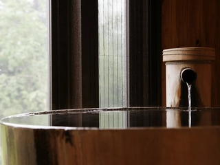 気品のある香りにつつまれて、かけ流しの天然温泉をお楽しみ下さい。