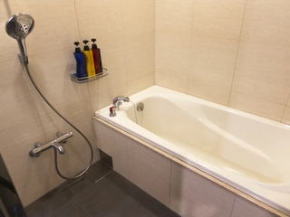 【客室設備】ハンスグローエ製のシャワーヘッドを備えたバスルーム。※デラックスツイン/和洋室/特別室のみ。