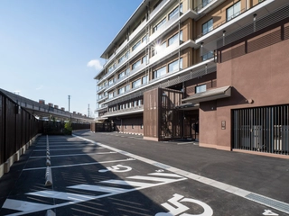 【駐車場】施設内に駐車場完備致しております。(平地:21台/立体駐車場:28台)1泊1台:1,500円(要予約)