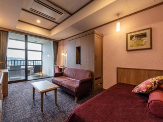 【客室/赤ずきん】広々としたリビングでの造り