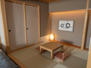 【特別室(檜露天風呂)】4.5畳の畳スペースには和布団を２枚敷いてお休みいただけます。