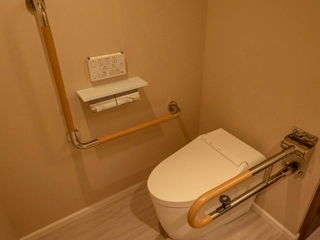 【ユニバーサル】お手洗いにも両サイドに手すりをご用意しております。