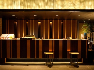 【2階/ロビー】クロークカウンターではチェックイン・アウト前のお荷物お預かりを承っております。