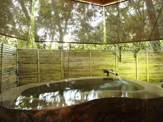 【無料貸切風呂 壱の湯】巨石をくりぬいた豪快な湯船。自然に包まれ、温泉を満喫。