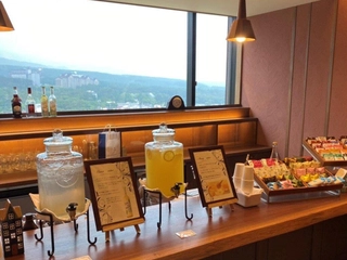 【インクルーシブ】最上階≪眺望≫ラウンジでは生ビール・アメニティバイキング・軽食サービスをご用意※イメージ
