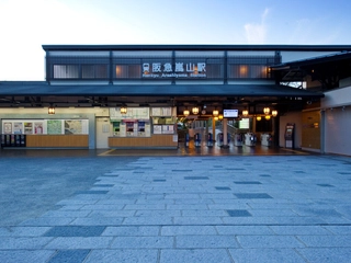 【花伝抄】阪急嵐山駅の改札を出ると目の前に花伝抄がございます。