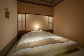 お部屋によってはベッド2台をくっつけて用意可能/Some rooms can put the beds together