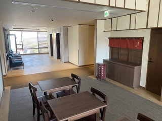 【6階いこい処】最上階のいこい処では夜鳴きそばをご用意。大きな1枚ガラスの景色から綺麗な山々をご覧いただけます。