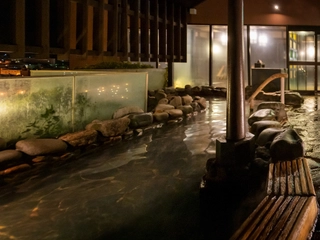 【大浴場/露天風呂】広々とした岩風呂で温泉と景色をご堪能頂けます。