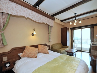 【ラビスタダブル】リビングルームにダブルサイズベッド1台を備えたお部屋。カップルや添寝のお子様連れにおすすめです。