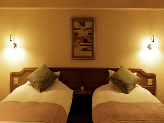 【ラビスタトリプル】リビングのベッドはベッド同士を合わせたハリウッドツインで手配することも可能です。