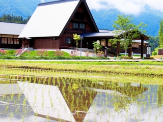 【外観】田んぼの水面に映る結の庄