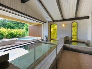 【女性大浴場】敷地内から湧く天然温泉につかりながら刻々と表情を変える富士山を楽しむ贅沢。