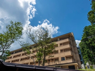 【外観】地形そのままに佇む、渓谷美を味わう湯宿