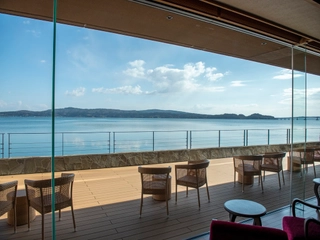 【ロビー】晴れた日は海を眺めながらテラスでのんびりとするのもオススメです!