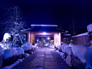 隣接する「匠の宿　深山桜庵」山門　正面玄関前に位置する山門は季節により顔を変え、冬は暖かさを感じます