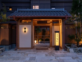 【外観】旅のはじまりは門を抜けて…