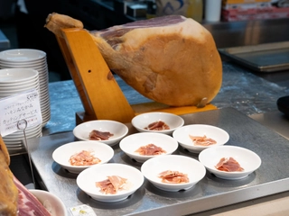 【朝食】ライブキッチンでは生ハムの原木を用意!