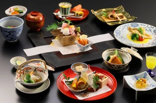 【夕食】月替わりの趣肴会席 台の物、洋皿、お食事が選べます※年末年始はおまかせ特別料理をご用意(イメージ)