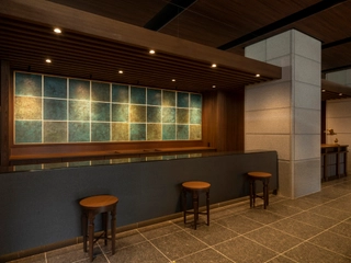 【1階/フロント】スタッフが笑顔でお出迎え致します。お気軽にお声がけください。