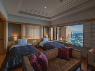 【特別室(陶器露天風呂)】大きな窓からはベッドからでも景色をお愉しみいただけます。