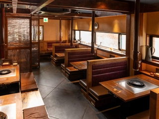 【羊羊亭】解放感のあるアットホームな店内で心ゆくまでお食事をお楽しみ下さい。