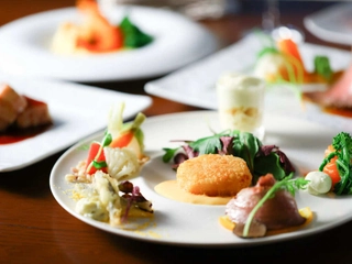 【夕食】全8品のコースを優雅に楽しむ至福のひととき。