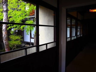 《渡り廊下》旧平湯館の時代を感じるすりガラス越しにお庭をお楽しみいただけます