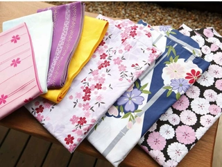 【無料サービス】帳場にて、お選びの色浴衣をご用意しております。