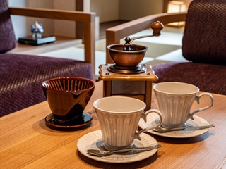 【客室設備】挽きたて珈琲がお部屋で味わえるコーヒーミル。ご自身で挽いた特別な一杯をお愉しみください。