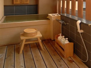 【洋室ダブルルーム】シャワーブースと露天風呂がテラス部分に備え付けられております。