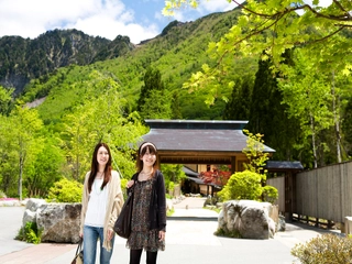 【外観:夏】重厚な山門をくぐると、そこは山と自然に囲まれた癒しの宿。