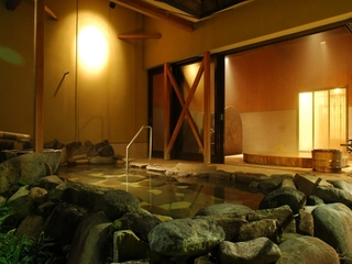 【大浴場:露天風呂(女性)】「朱雀の湯」日中と夜で表情が、がらりと変わります