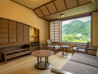 【デラックスツイン】畳敷きにシングルベッド2台とソファを配し、機能性と快適性を兼ね備えた和洋室タイプの客室。