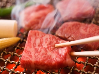 【飛騨牛】上質な飛騨牛は備長炭で炙ってお召し上がりください。他にも地の食材をご用意。