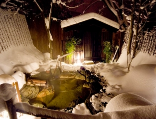 【貸切露天風呂（冬）】雪に囲まれた貸切露天風呂。貸切風呂は無料で利用可能。