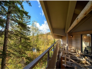 大自然の風を感じながら横になれる「ヒバの寝湯」をご用意。