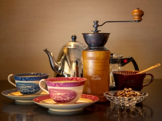 【客室備品】開業当時から好評の挽きたて珈琲がお部屋で嗜めるコーヒーミルセットを全室に標準装備。